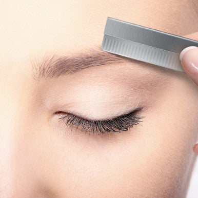 Eyebrow Razor Blade in action, demonstrating its precision for eyebrow sculpting.